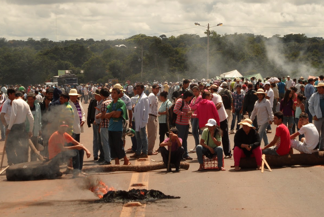 Peasant farmers blockade a major road to disrupt crop spraying. Photo by Hugo Hooijer
