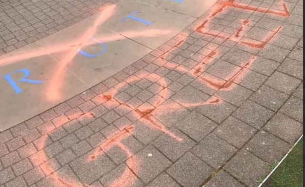 Chalk spray - 'greed'