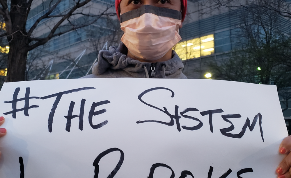 American health workers’ picket line. Elizabeth Lalasz / Labor Notes