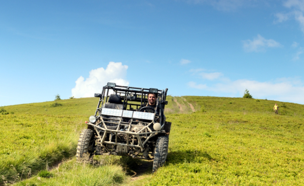 SUV in countryside. Photo: Eduard Kyslynskyy / shutterstock.com