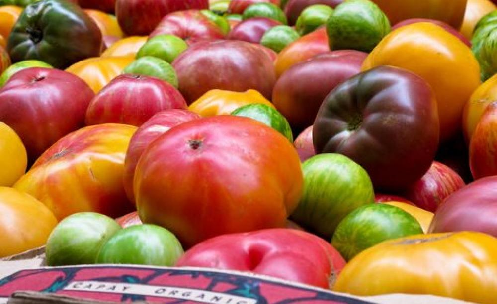 For tomatoes, apples and oats, there is no 'organic yield gap'. 'Heirloom' organic tomatoes on sale in San Francisco. Photo: Zacklur via Flickr CC-BY.