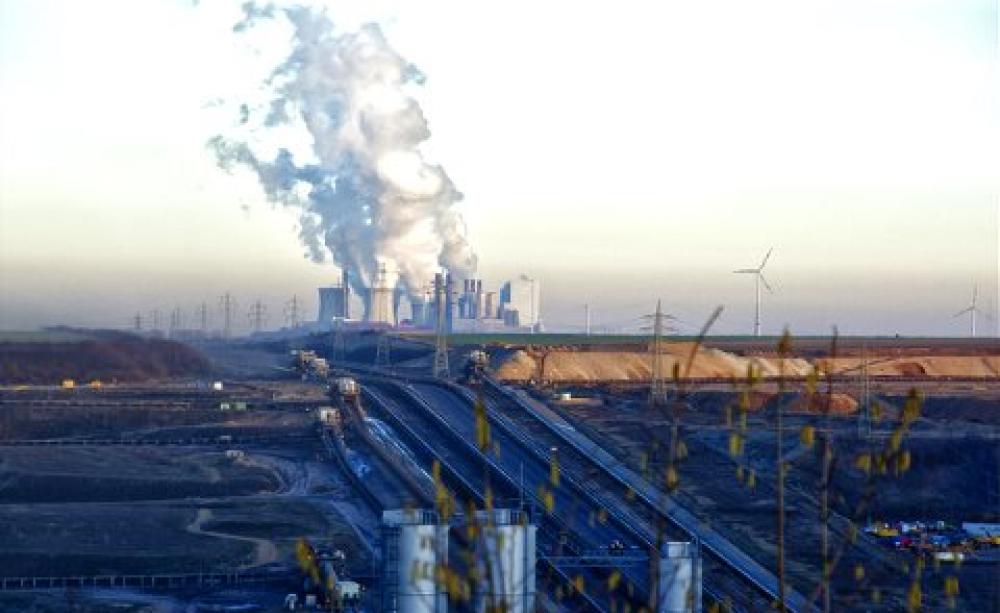 Tagebau Garzweiler strip mine, Germany. Photo: Bert Kaufmann (CC BY-SA 2.0).