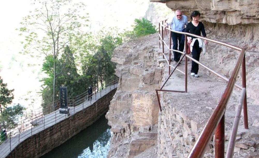 China's Red Flag Canal, which carries water to from the Zhang River to the cities and fields of Linzhou district, was an amazing feat of engineering and human labour. But its nitrite-rich waters also triggered a cancer epidemic. Photo: Eregli Bob via Wiki