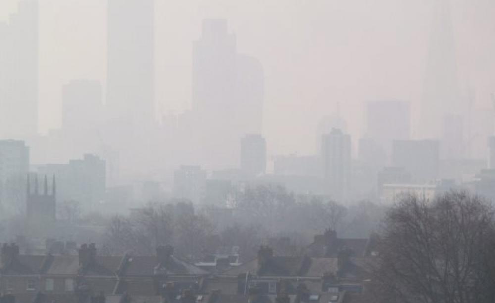 Just taste the poly-aromatic hydrocarbons! London Air Pollution View from Hackney, 10th April 2015. Photo: DAVID HOLT via Flickr (CC BY-SA).