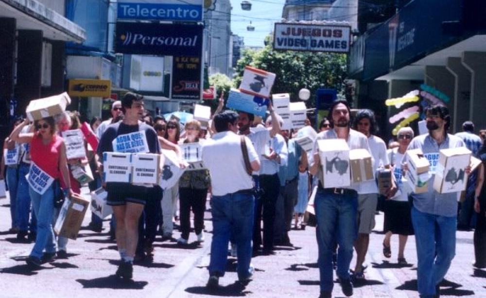 A 2009 protest in Argentina's Santa Fe province against water privatization to Suez. Photo: International Rivers via Flickr (CC BY-NC-SA).