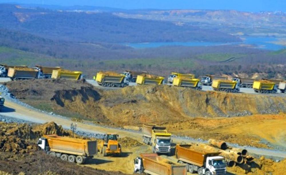 Trucks in the airport excavation area. Photo: North Forest Defence.