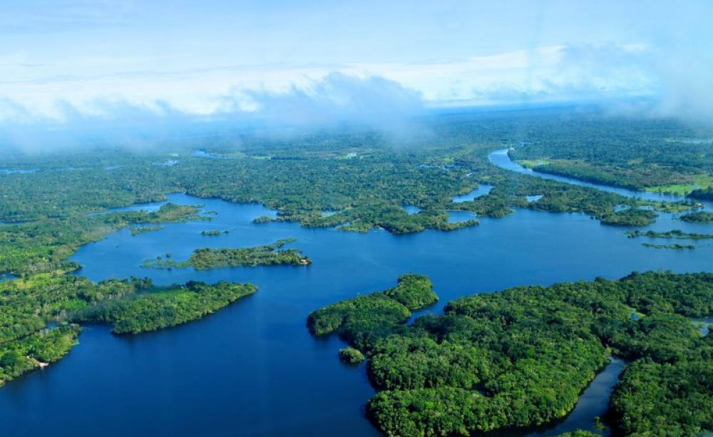 Aerial view of the Amazon rainforest, near Manaus, an area affected by fracking licences. Photo: Neil Palmer / CIAT for CIFOR on Flickr (CC BY-NC-ND).