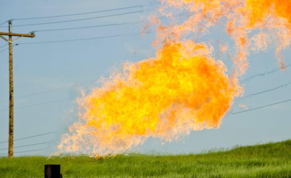 Natural gas flares from a flare-head at the Orvis State oil well in McKenzie County, North Dakota, east of Arnegard and west of Watford City. Photo: Tim Evanson via Flickr (CC BY-SA).