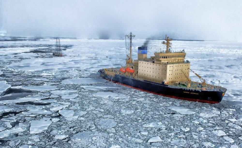 Fishing trawler making its way across the Arctic ice. Photo: tpsdave via Pixabay (CC0 1.0)