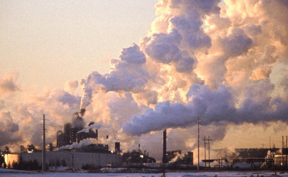 The smoke rises above Fort McMurray, Alberta, Canada - no, not from the recent fires that afflicted the city, but from the highly polluting plant processing tar sand into oil. Photo: kris krüg / DeSmogBlog via Flickr (CC BY-NC-ND).