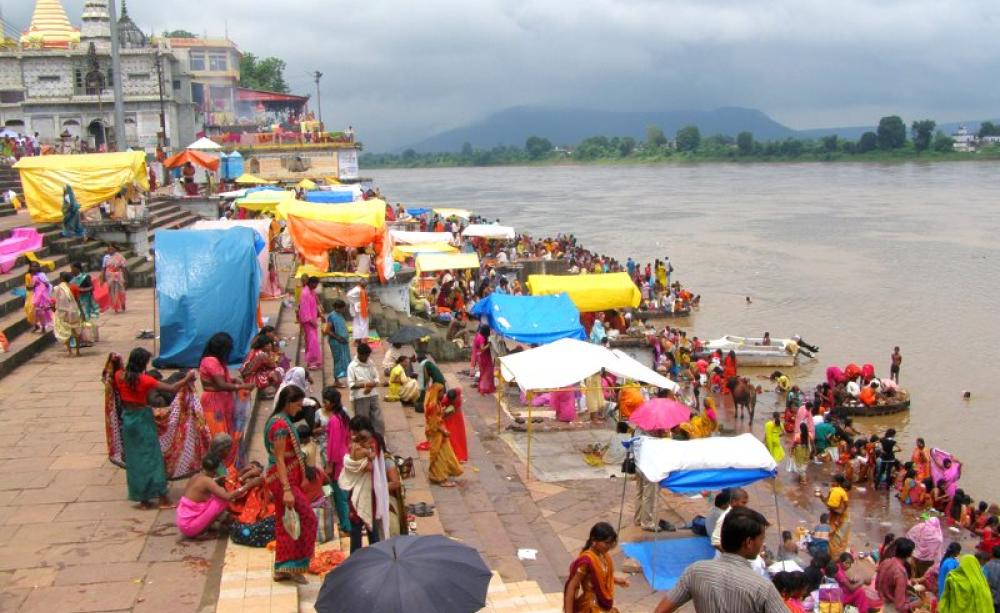 Pilgrims bathing in the holy river Narmada at Hoshangabad, Madhya Pradesh, India. Photo: Mahesh Basedia via Flickr (CC BY-NC-SA).