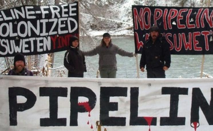 Banner against pipelines