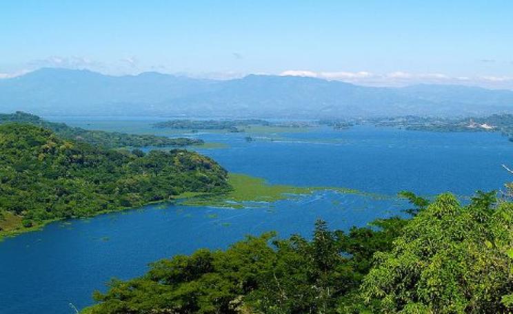 The shining blue waters of Lago Suchitlan, Suchitoto, El Salvador. Photo: Adalberto.H.Vega via Flickr.