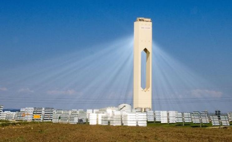 The Solucar PS10 solar tower near Seville in southern Spain. Photo: Alejandro Flores via Flickr.