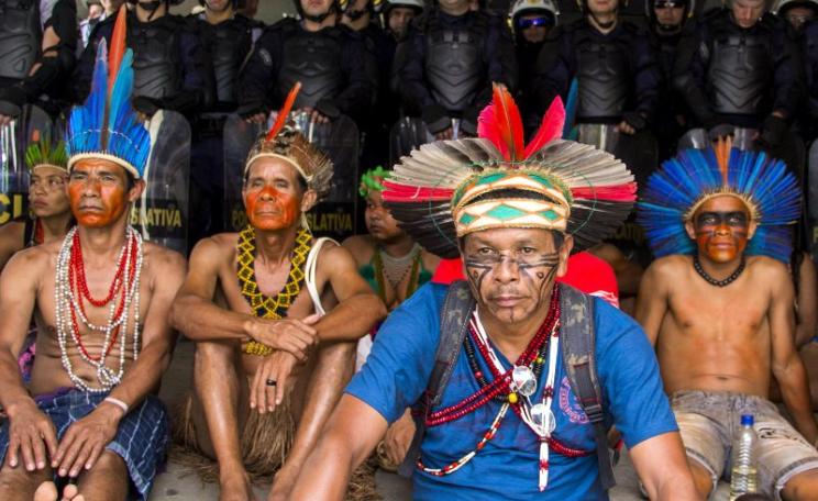 Indigenous representatives of multiple ethnicities were barred from Brazil's Congress building last 16th December when they gathered to oppose PEC 215. Photo: Ninja Midia via Flickr (CC BY-NC-SA).