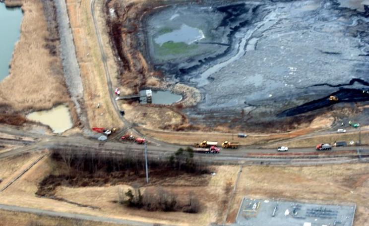 Dead trees in a Duke Energy Buck coal ash pond, 2014. Photo: Dot Griffith, Waterkeeper Alliance via Flickr (CC BY-NC-ND).