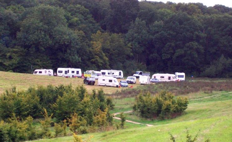 An unauthorised Travellers' site at Pryor's Wood Nature Reserve, Hertfordshire. Photo: Peter O'Connor aka anemoneprojectors via Flickr (CC BY-SA).