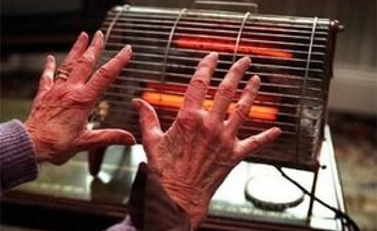 Reduced to one meagre bar; old lady fighting to keep warm in Perth, Scotland. Photo: Ninian Reid via Flickr (CC BY).