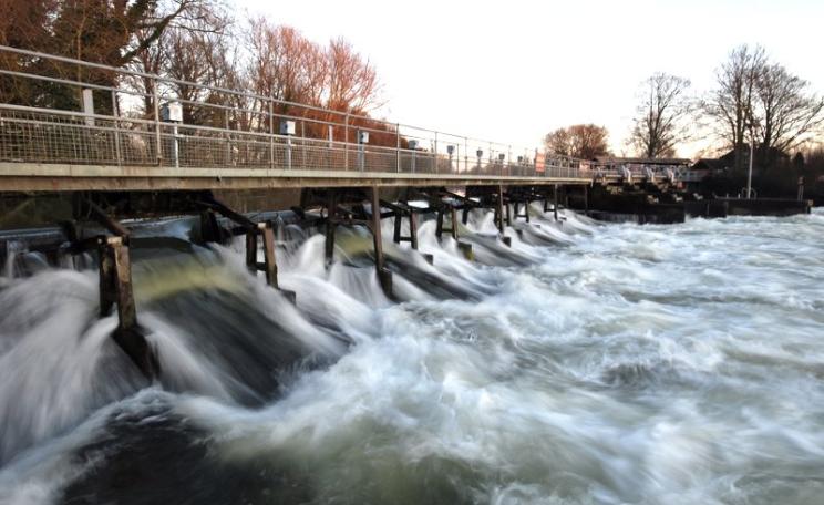 Thanks to the sudden withdrawal of tax benefits for community energy projects, these waters at Abingdon Lock, Oxfordshire, will remain unharnessed for many years to come. Photo: Victor Bayon (CC BY-NC-SA).