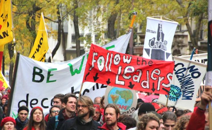 D12: on Saturday 12th December thousands of protestors marched from the Arc de Triomphe to the Eiffel Tower for climate action and climate justice. Photo: Takver via Flickr (CC BY-SA).