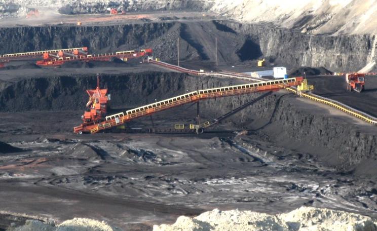 A surface coal mine in Gillette, Wyoming. This type of  large-scale extraction is exactly what the residents of Montana wanted to avoid. Photo: Greg Goebel via Wikimedia Commons (CC BY-SA)