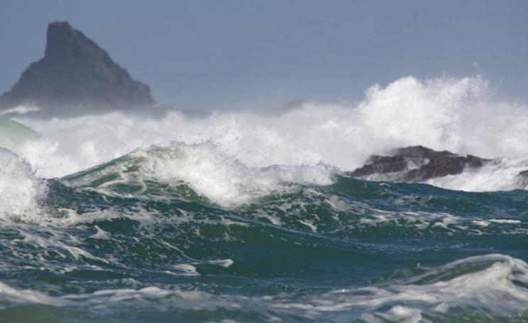 Big waves at Treyarnon Bay, Padstow, North Cornwall, 27th March 2016. Photo: Mark Seymour via Flickr (CC BY).