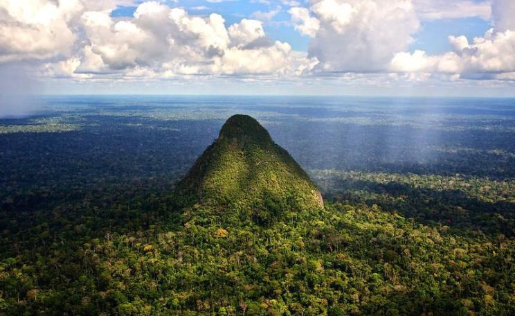 No place for oil drilling: lonely Mountain in the Sierra del Divisor national park, Peru. Photo: Diego Pérez / El Taller / Ministerio del Ambiente via Flickr (CC BY-NC-ND).