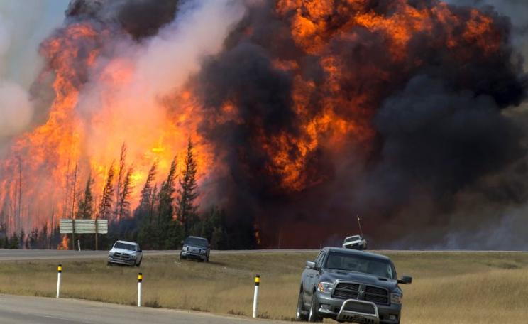 A raging wildfire 24 km south of Fort McMurray 7th May 2016 - part of a 1,500 square kilometre inferno that prompted the evacuation of nearly 90,000 people from the northern Alberta city. Photo: Chris Schwarz / Government of Alberta via Flickr (CC BY-ND).