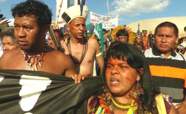Sônia Guajajara, coordinator of the National Indigenous Association, marching for indigenous rights to health care. Photo: Gert-Peter Bruch / Planète Amazone.