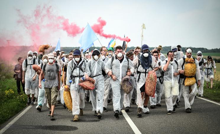 Protesters march on Europe’s largest coal mine in a mass act of civil disobedience. (c) Tim Wagner, EndeGelände