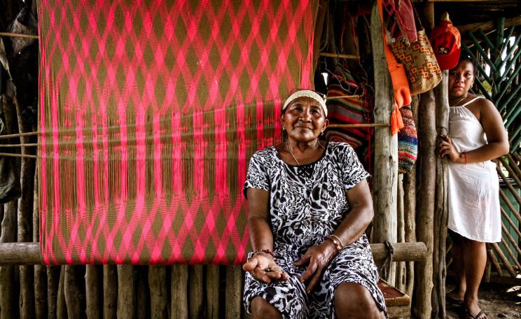 Wayúu healer and her granddaughter displaced by Cerrejon mine (c) Maria Faciolince
